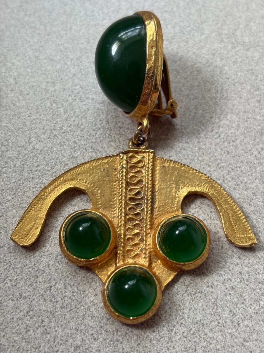 ALEXIS KIRK Signed Etruscan Style Earrings Gold Tone Green Cabochons Clip On - Picture 8 of 9